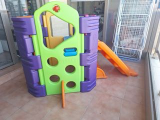 Parque infantil con tobogán