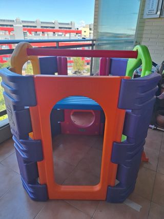 Parque infantil con tobogán