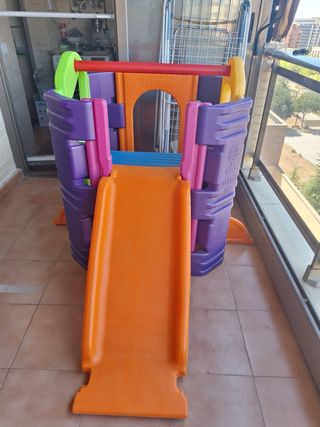 Parque infantil con tobogán