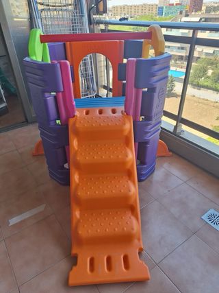 Parque infantil con tobogán