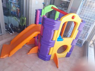 Parque infantil con tobogán