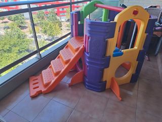 Parque infantil con tobogán