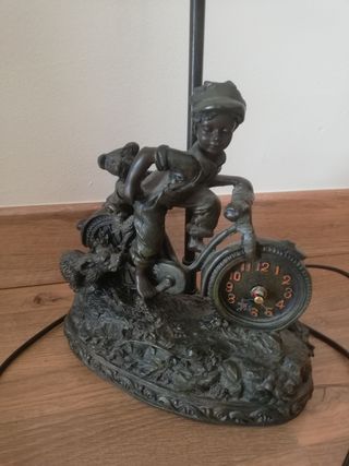 Lámpara vintage de mesa con reloj