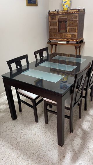 Mesa de comedor de cristal y madera
