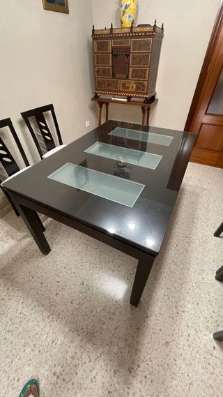 Mesa de comedor de cristal y madera
