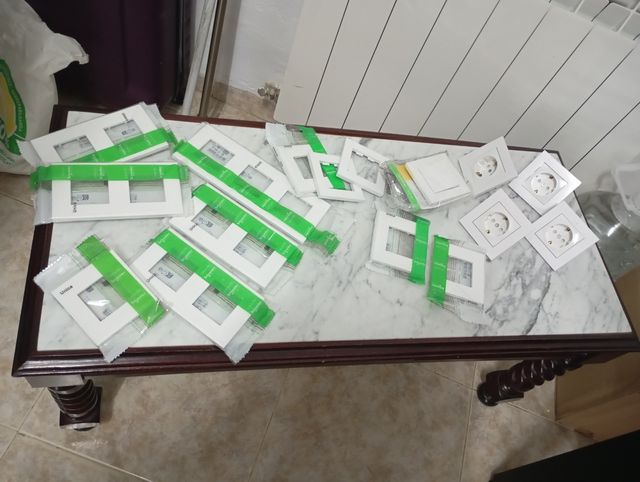 Enchufes y mecanismos eléctricos.