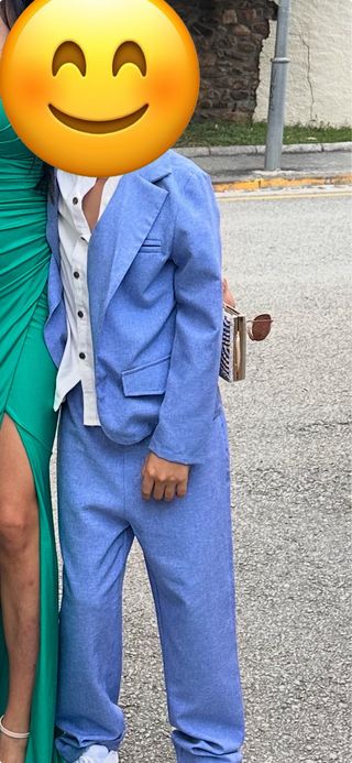 Traje americana azul claro niño y camisa blanca.