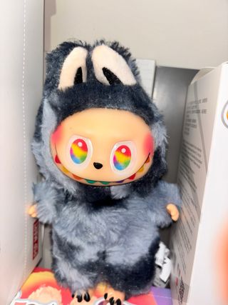 Peluche grigio con cappuccio e orecchie