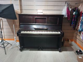 Piano antiguo de pared