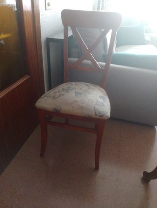 Silla de madera con asiento estampado