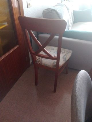 Silla de madera con asiento estampado