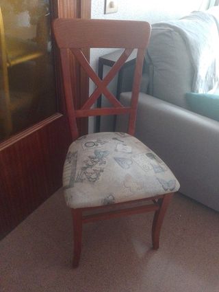 Silla de madera con asiento estampado