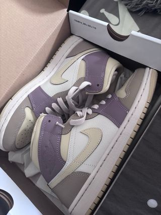 Jordan Bambas Beige y Morado