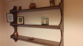 Estantería de madera y cristal