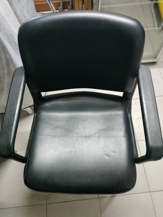 Escritorio/mesa nuevo y se regala silla seminueva.