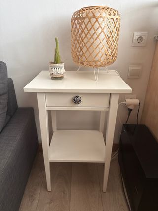 Mesita auxiliar de madera blanca