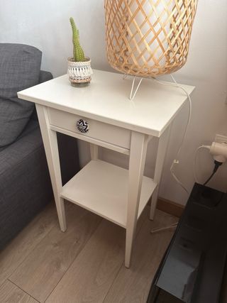 Mesita auxiliar de madera blanca
