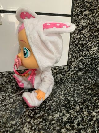 Bebé Llorón con traje de conejo y chupete