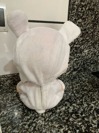 Bebé Llorón con traje de conejo y chupete