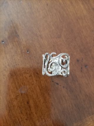 Anello d'argento con decorazioni