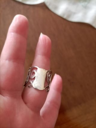 Anello d'argento con decorazioni
