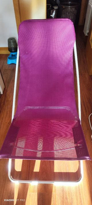Silla plegable morada y blanca