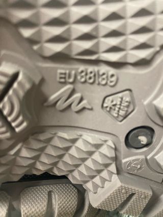 Botas de goma grises y rojas