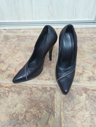 Zapatos de tacón negro con pedrería 