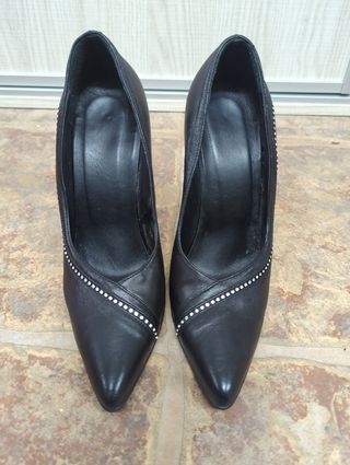 Zapatos de tacón negro con pedrería 