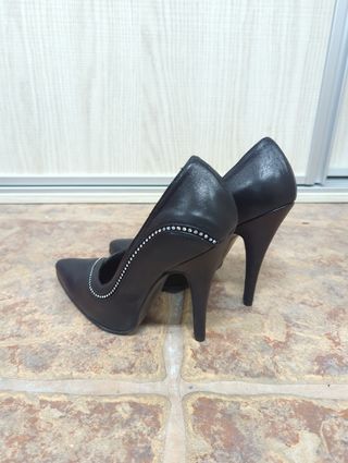 Zapatos de tacón negro con pedrería 