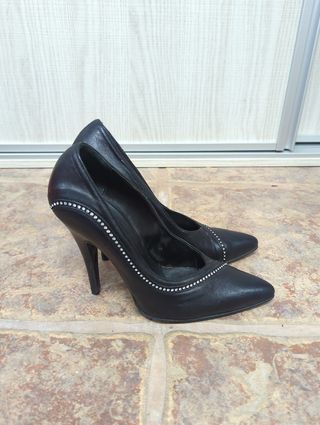 Zapatos de tacón negro con pedrería 