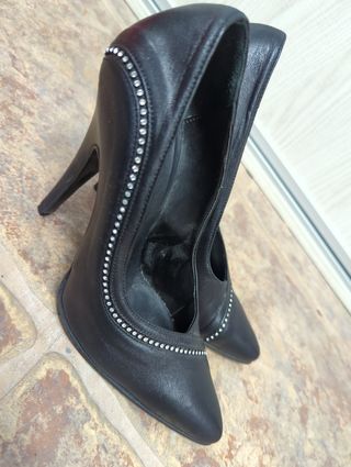Zapatos de tacón negro con pedrería 