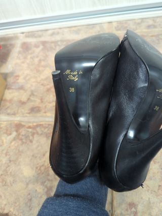 Zapatos de tacón negro con pedrería 