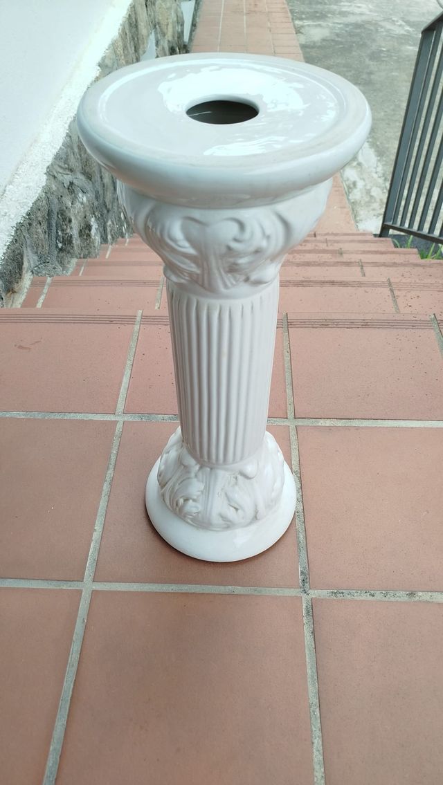 Columna decorativa blanca