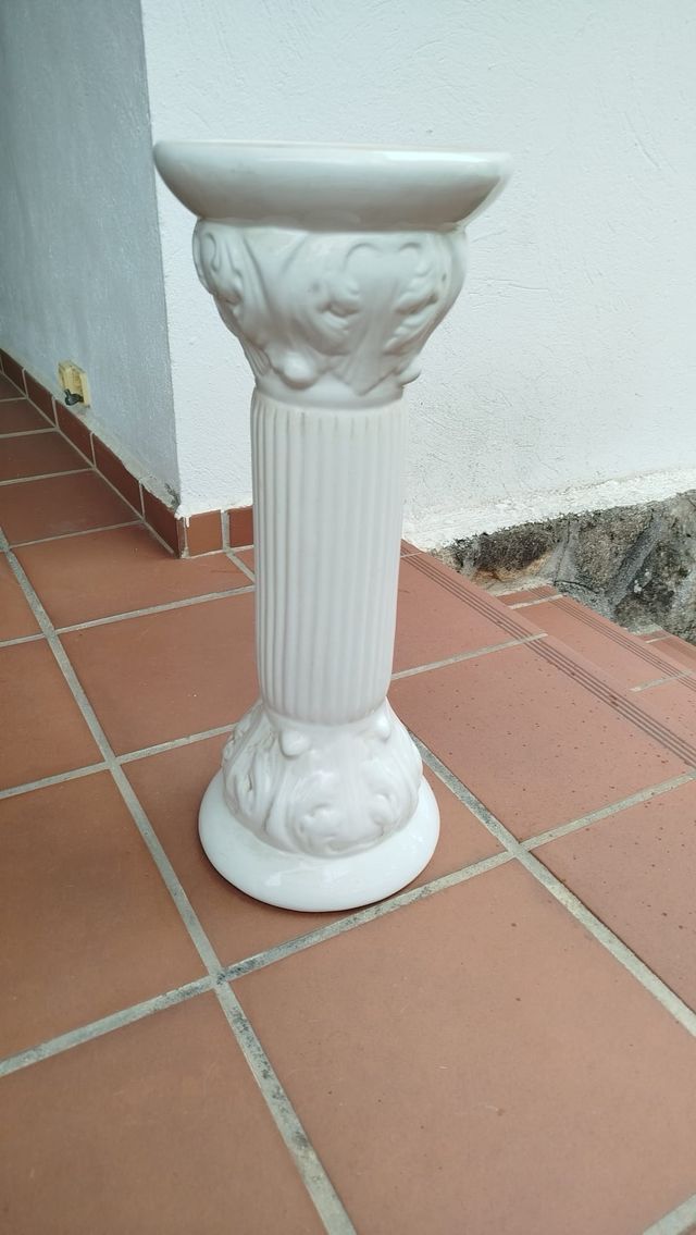 Columna decorativa blanca
