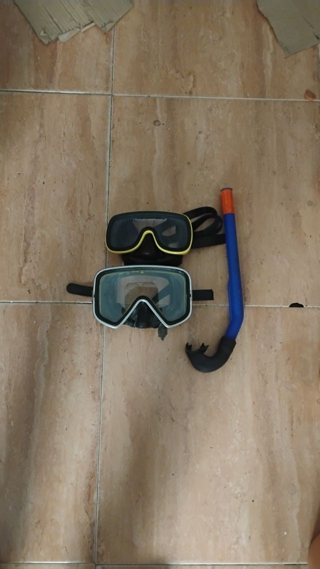 Gafas de buceo y tubo de snorkel