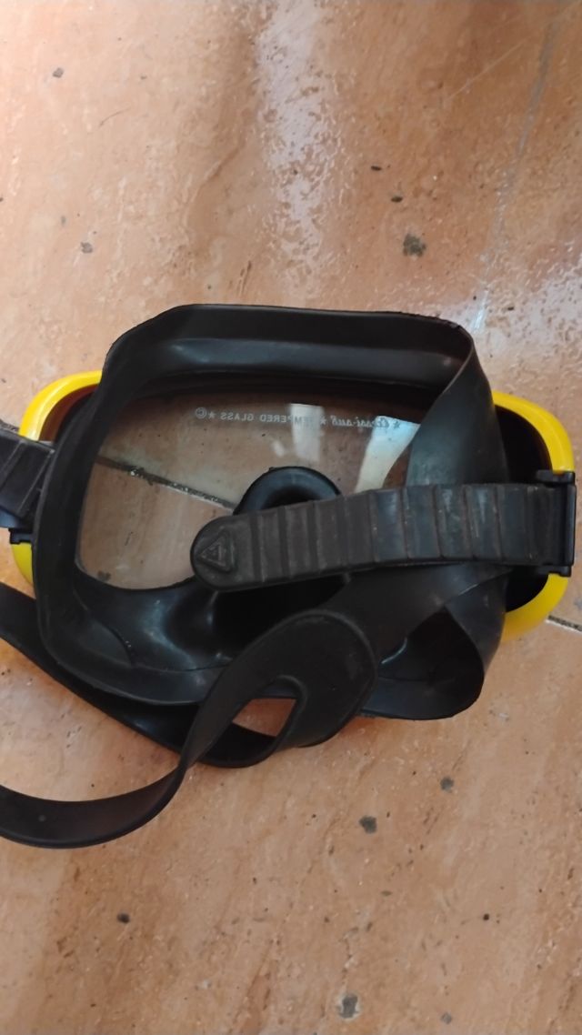 Gafas de buceo y tubo de snorkel