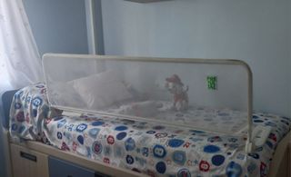 Barrera de seguridad anticaidas para cama 