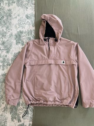 Chaqueta Carhartt rosa con forro polar. 
