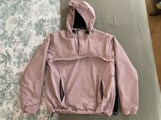 Chaqueta Carhartt rosa con forro polar. 