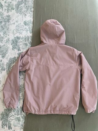 Chaqueta Carhartt rosa con forro polar. 