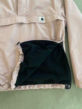 Chaqueta Carhartt rosa con forro polar. 