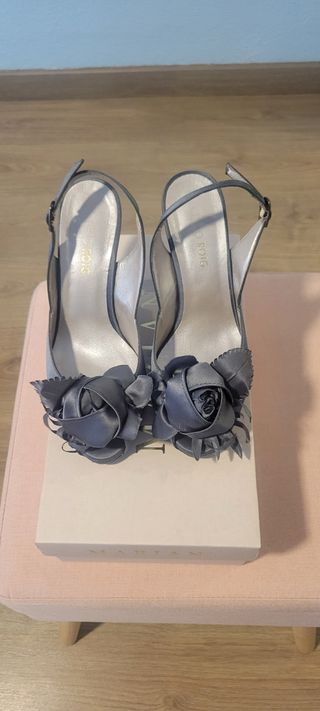 Zapatos de fiesta grises con flores