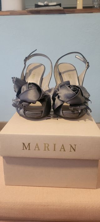 Zapatos de fiesta grises con flores