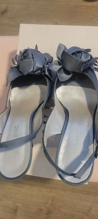 Zapatos de fiesta grises con flores