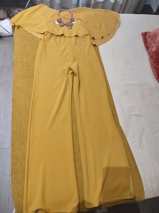Mono amarillo con volantes y collar