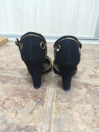Zapatos Mango Tacon Negro y Dorado