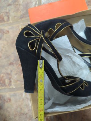 Zapatos Mango Tacon Negro y Dorado