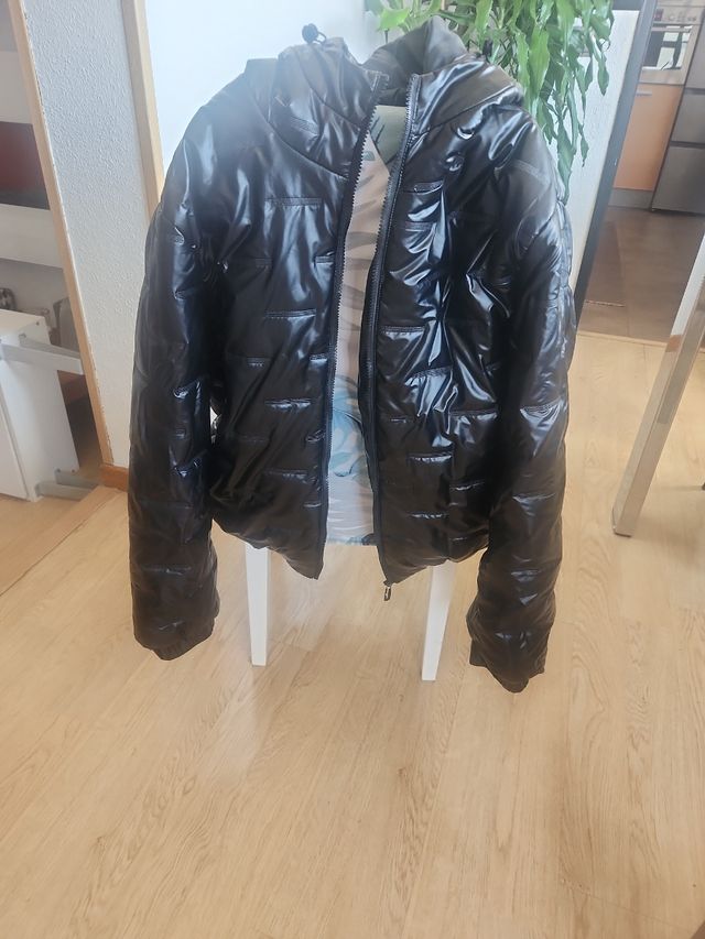 Abrigo negro brillante