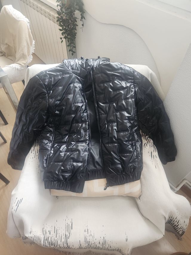 Abrigo negro brillante